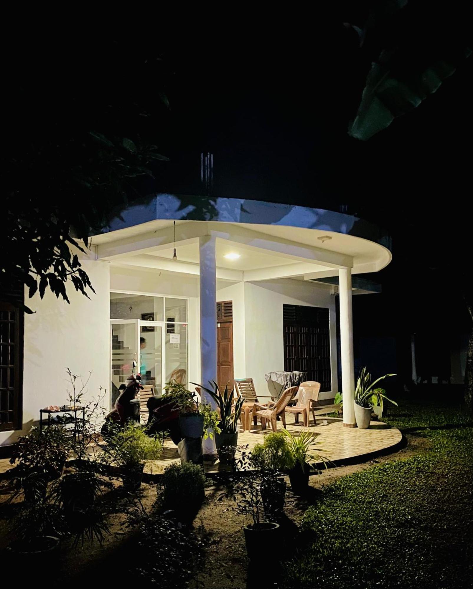 Sasmika Villa Surf And Yoga Hostel 웰리가마 외부 사진